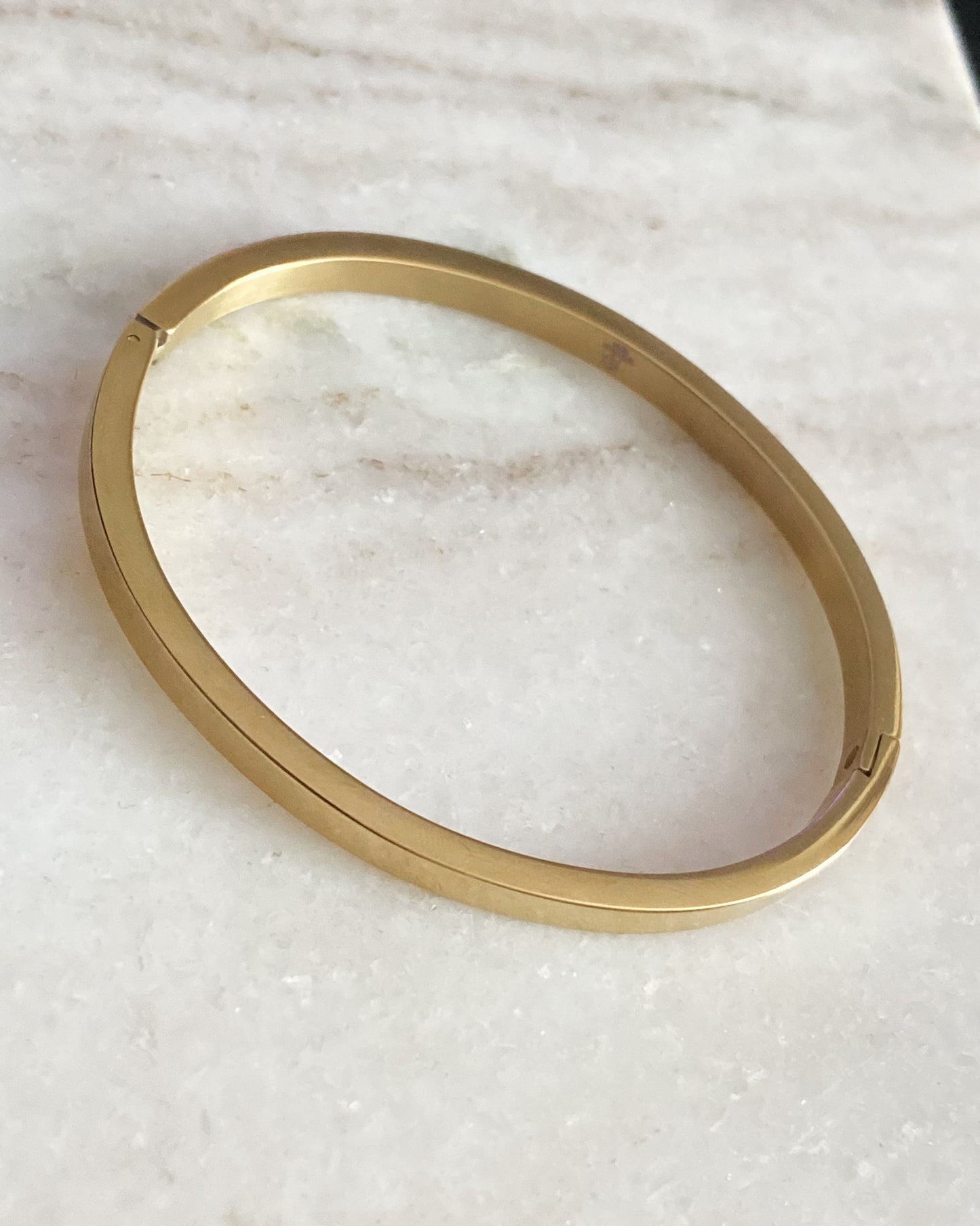 ‘Closed off’ armband goud